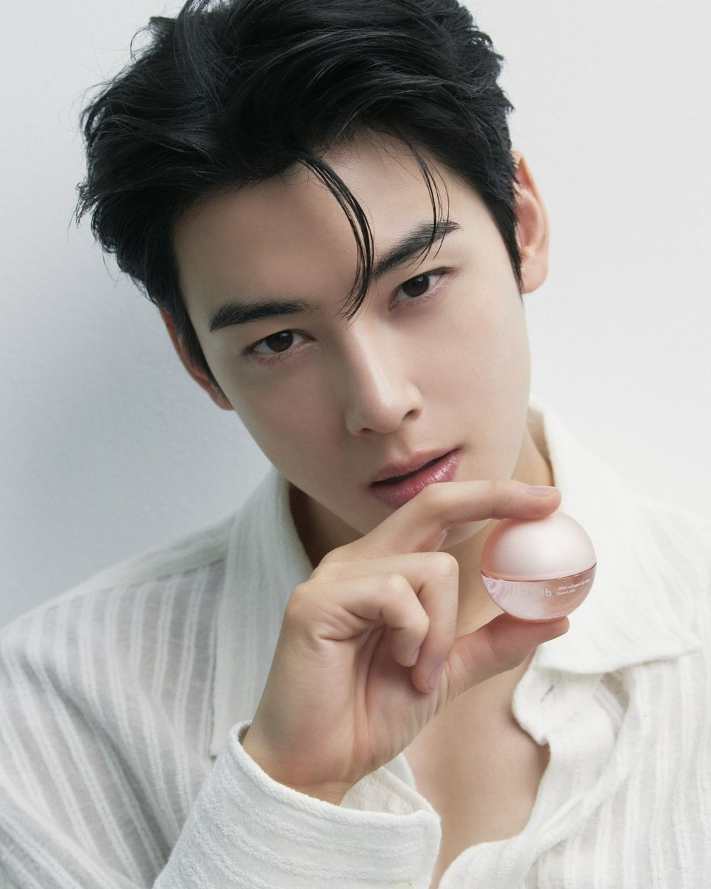 2025下半年韓星全新代言美妝盤點！邊佑錫手握PRADA雙資源、Felix華麗接棒HERA，IVE根本美妝界新寵兒！-8
