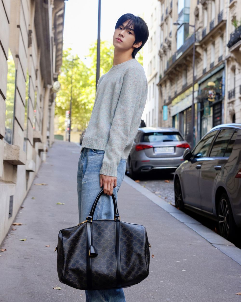 男友出國都揹這咖！泰亨、朴寶劍旅行不離身「CELINE老花波士頓包」低奢感連背影都迷人！-4