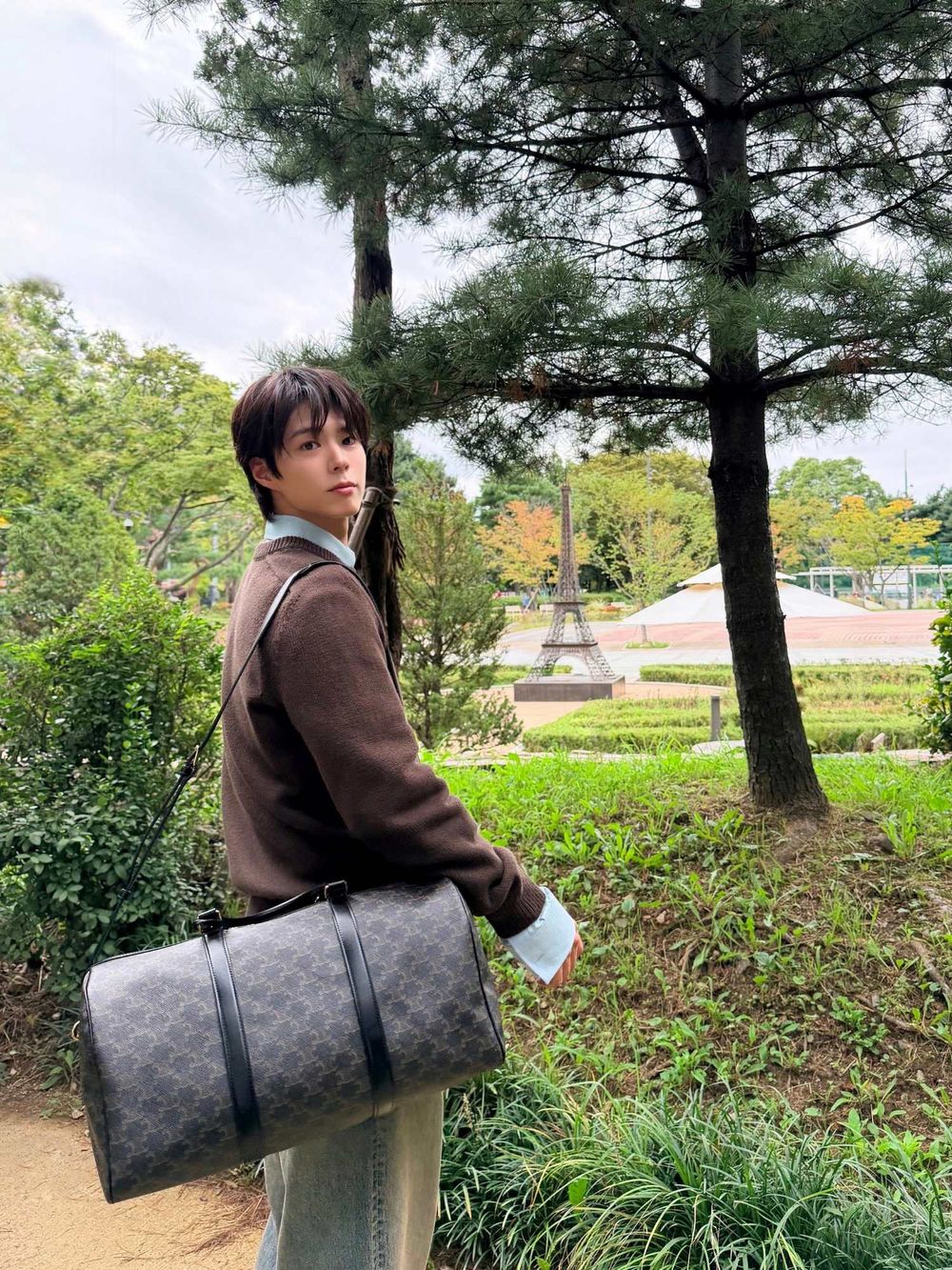 男友出國都揹這咖！泰亨、朴寶劍旅行不離身「CELINE老花波士頓包」低奢感連背影都迷人！-6