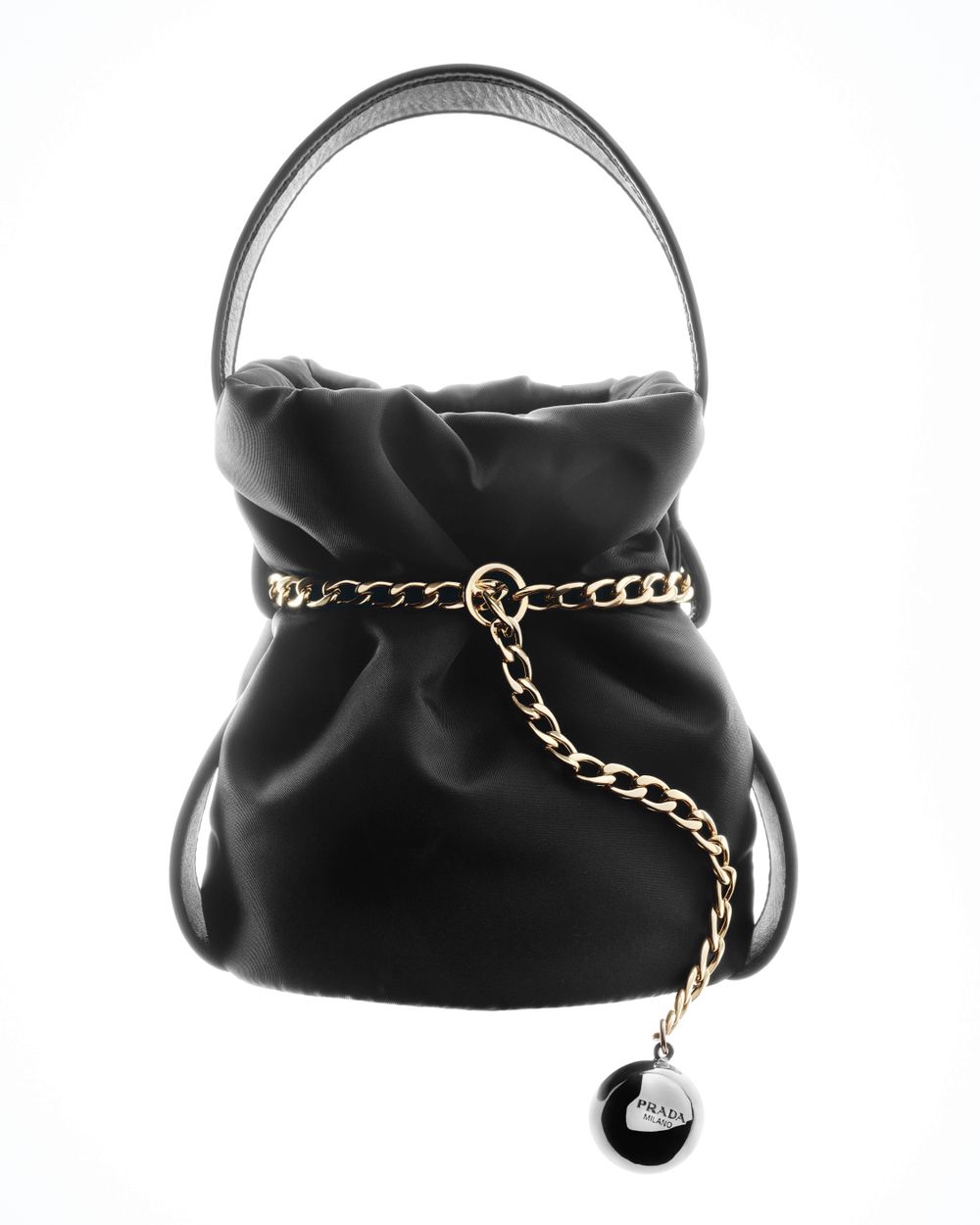 原來Karina大秀戰包就是它！PRADA秋冬全新「銀球水桶包」登場！新一代小包控最愛！-4