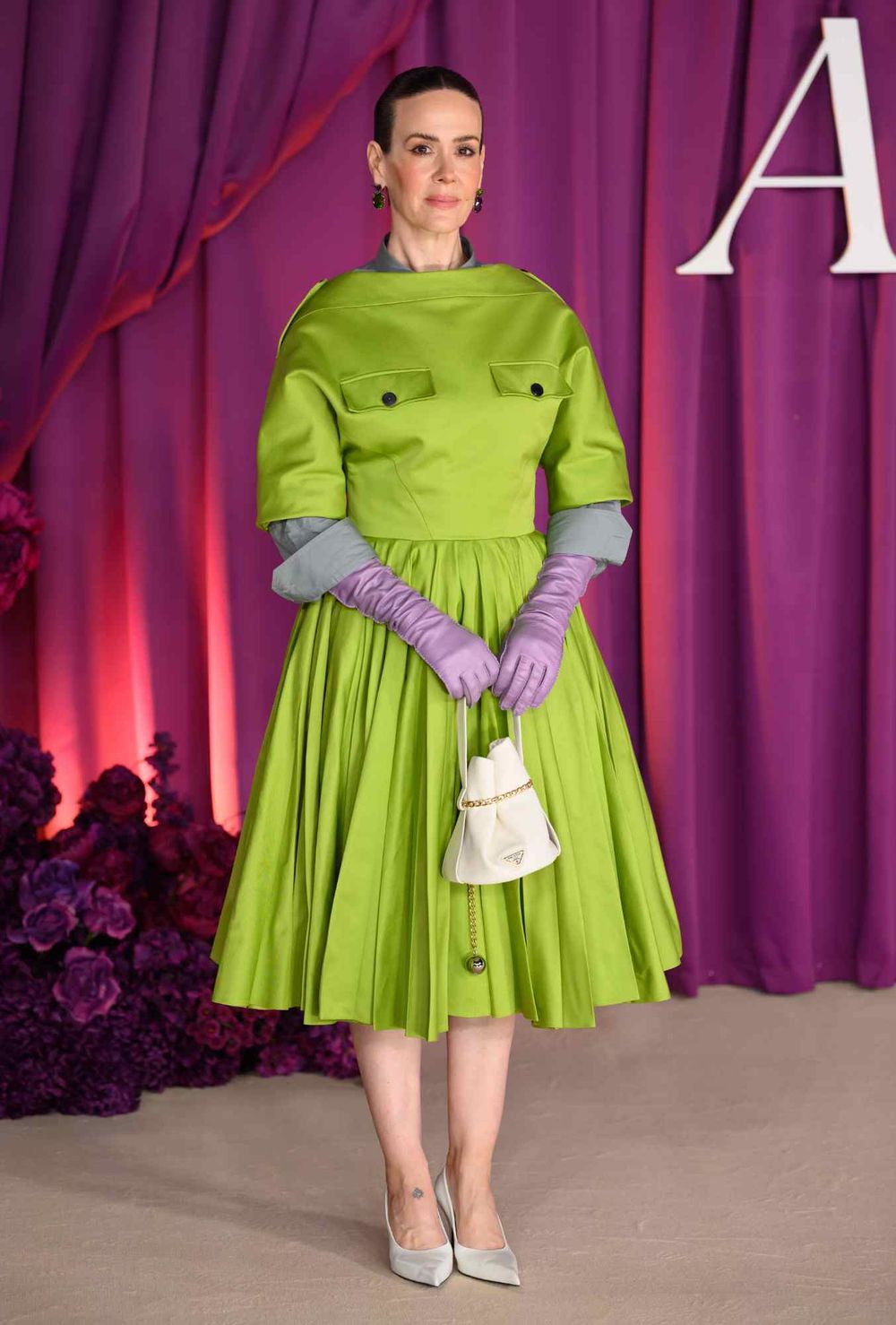 原來Karina大秀戰包就是它！PRADA秋冬全新「銀球水桶包」登場！新一代小包控最愛！-7