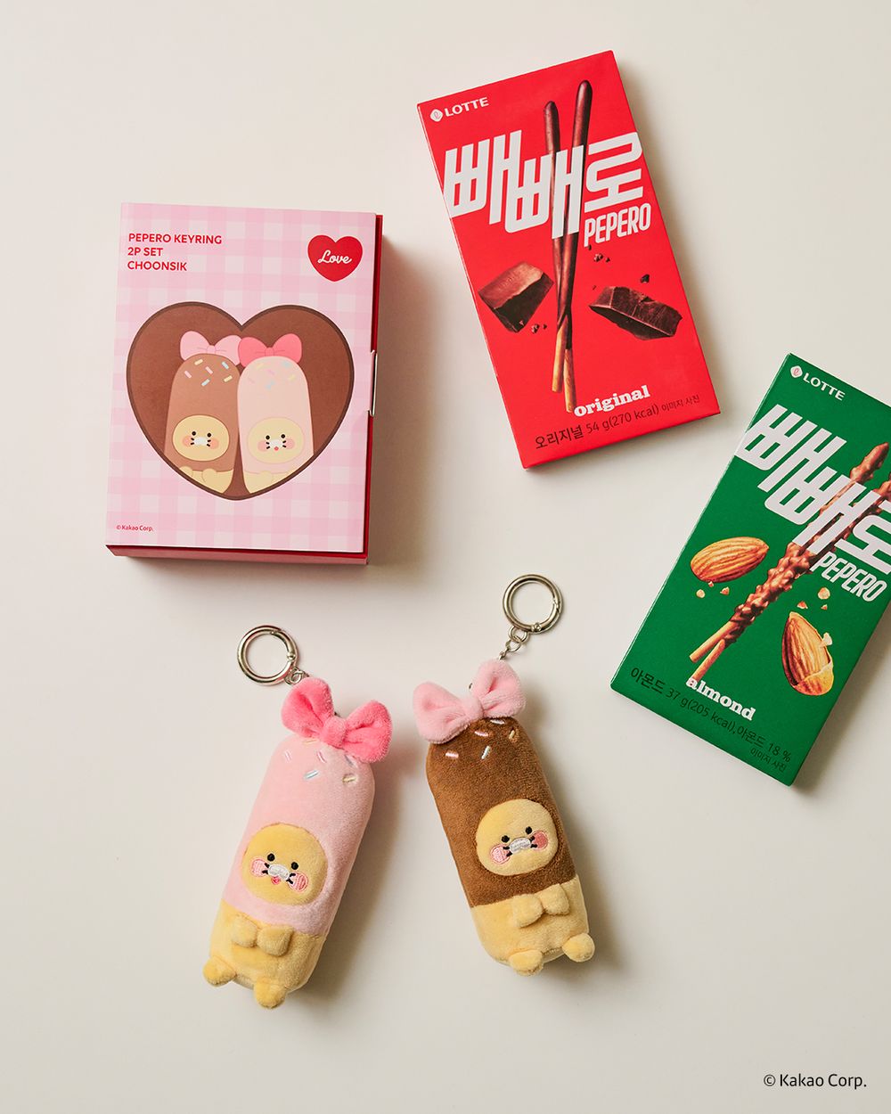 Kakao Friends跟PEPERO聯名了！「草莓巧克力棒萊恩玩偶」韓妞都在搶、巧克力春植吊飾也超欠買！-9