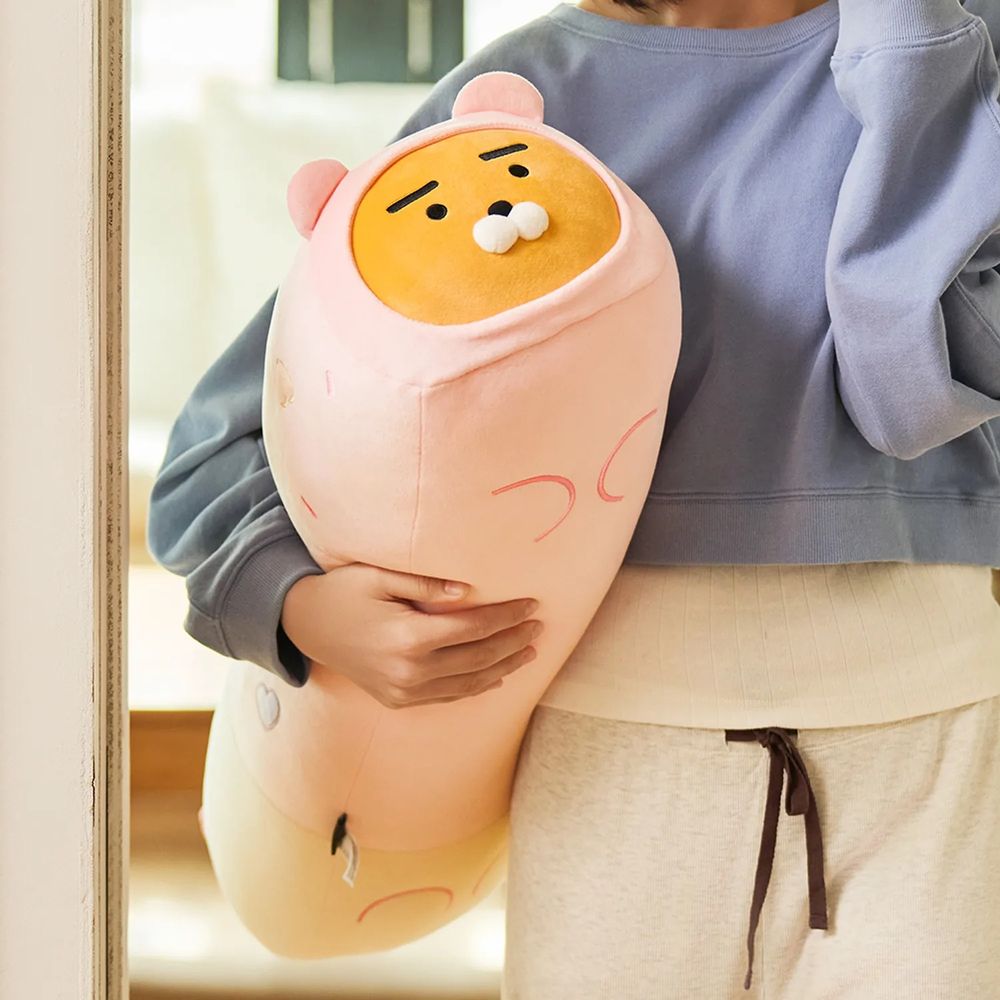 Kakao Friends跟PEPERO聯名了！「草莓巧克力棒萊恩玩偶」韓妞都在搶、巧克力春植吊飾也超欠買！-3