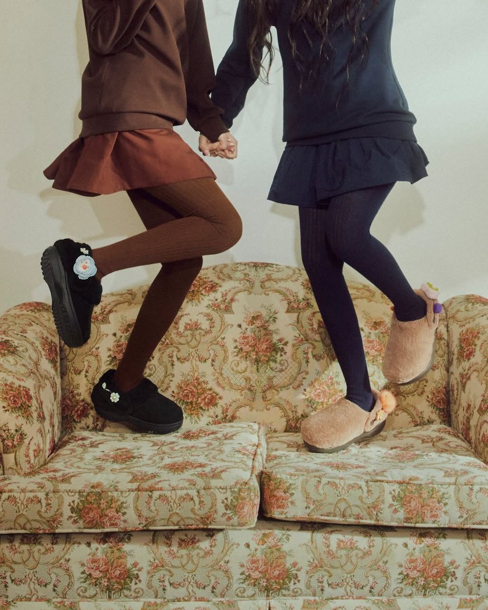 冬天好需要！Crocs刷毛洞洞鞋連韓女都狂搶！推爆奶油香草色、小熊毛絨感太療癒！-2