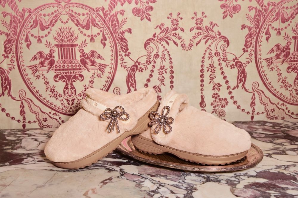 冬天好需要！Crocs刷毛洞洞鞋連韓女都狂搶！推爆奶油香草色、小熊毛絨感太療癒！-6