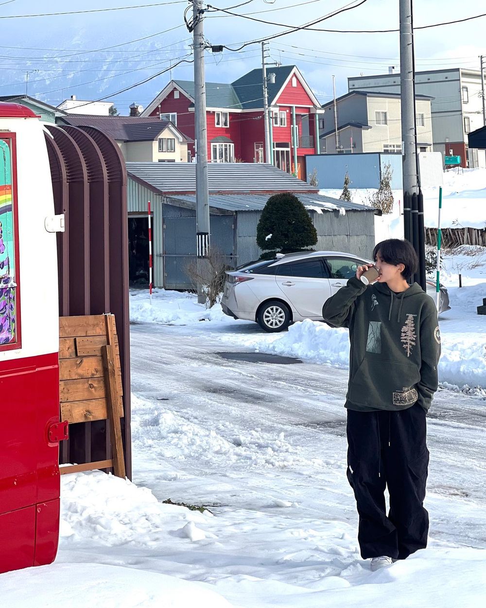 盤點6位KPOP男偶像絕美冬日照特輯！V、杋圭氛圍感全開，明宰鉉化身雪地大狗狗心動指數破表！-10