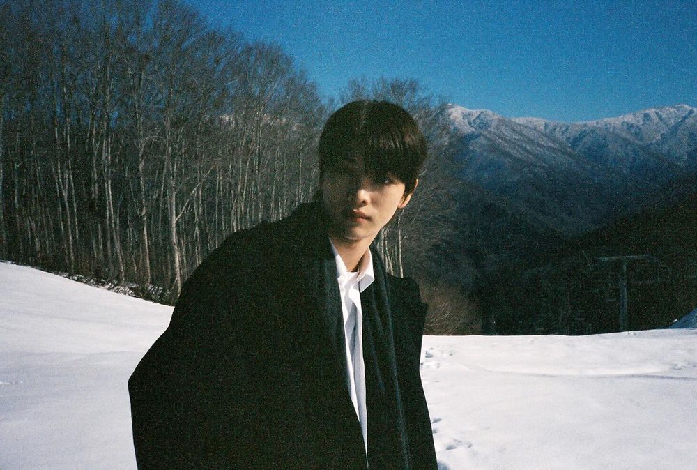 盤點6位KPOP男偶像絕美冬日照特輯！V、杋圭氛圍感全開，明宰鉉化身雪地大狗狗心動指數破表！-12