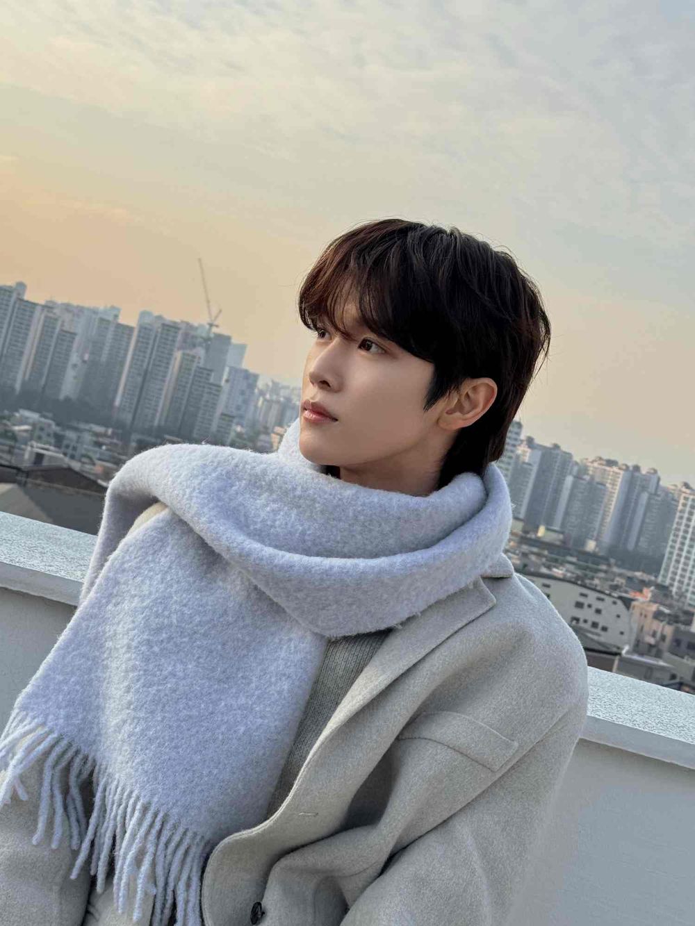 盤點6位KPOP男偶像絕美冬日照特輯！V、杋圭氛圍感全開，明宰鉉化身雪地大狗狗心動指數破表！-13