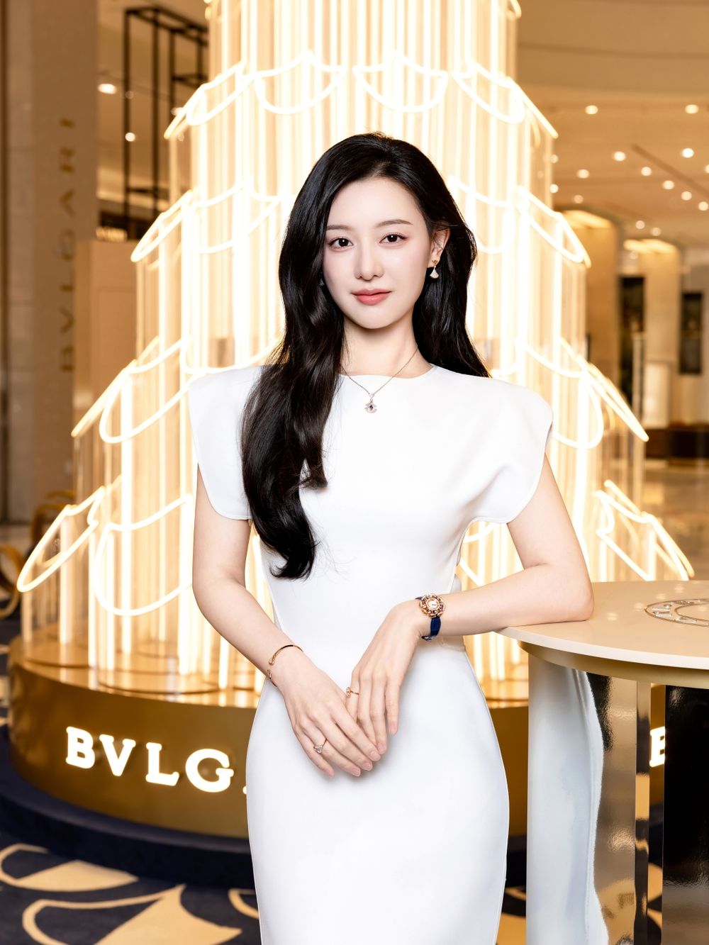 金智媛是「人間鑽石」無誤！現身寶格麗活動美到在發光！同款「小扇子項鍊」值得一生收！-4