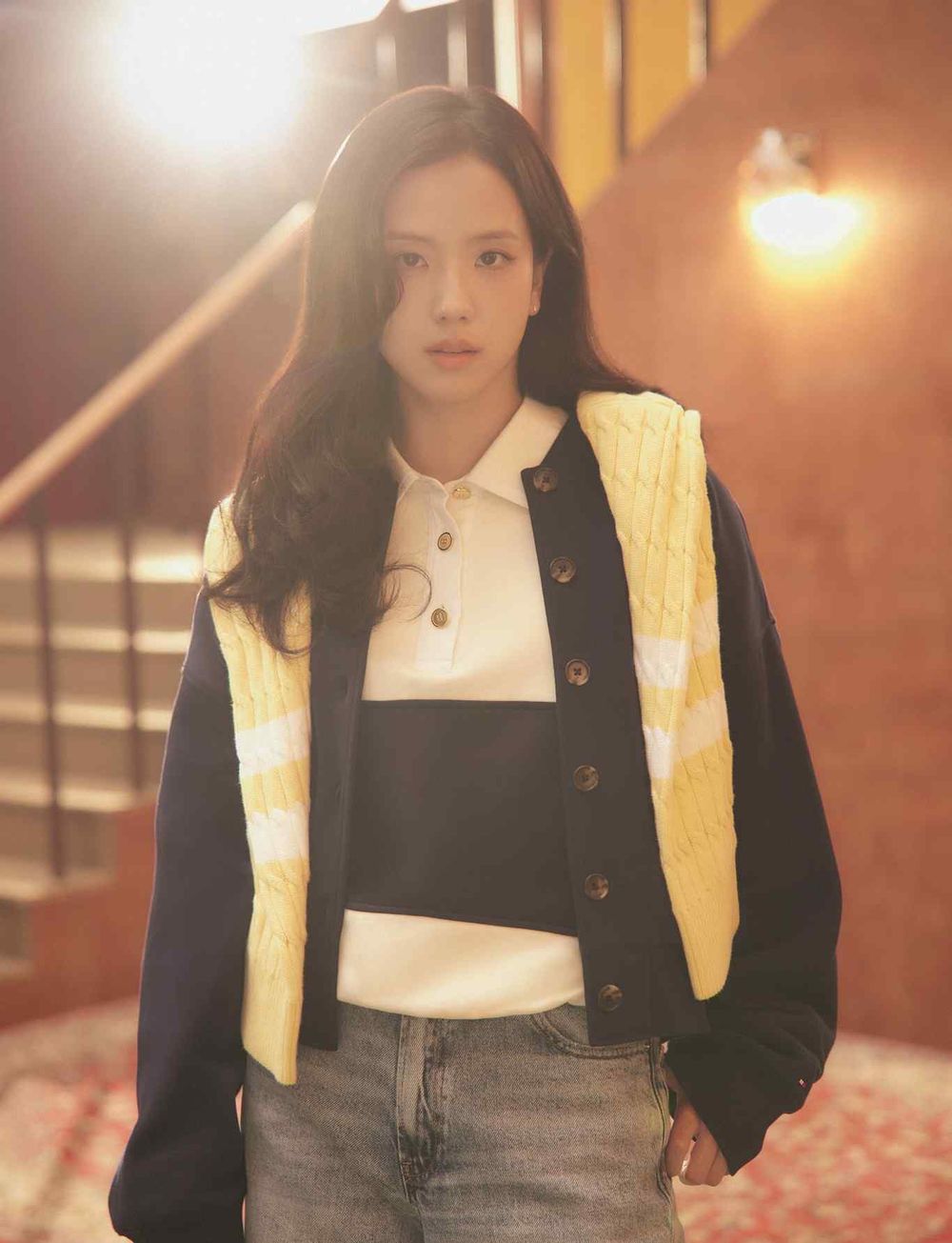 誰看了都愛上她！Jisoo冬天約會這樣穿！假日學院風根本TOMMY穿搭之神！-7