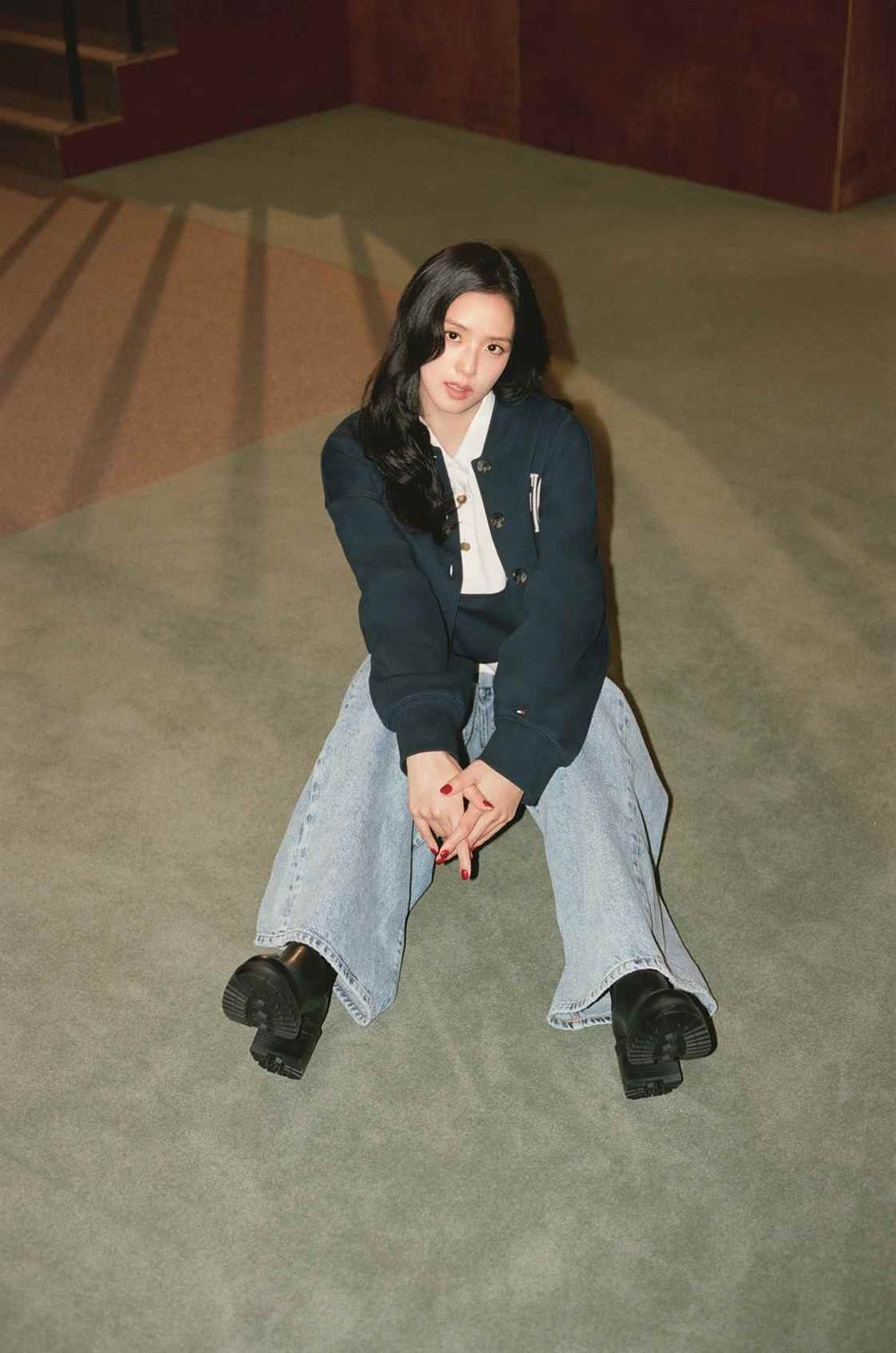 誰看了都愛上她！Jisoo冬天約會這樣穿！假日學院風根本TOMMY穿搭之神！-2