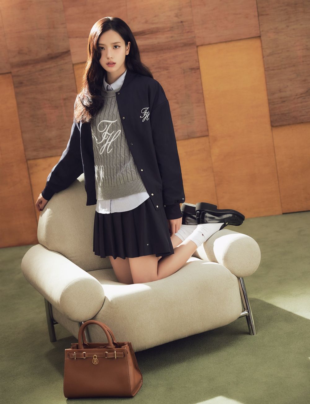 誰看了都愛上她！Jisoo冬天約會這樣穿！假日學院風根本TOMMY穿搭之神！-5