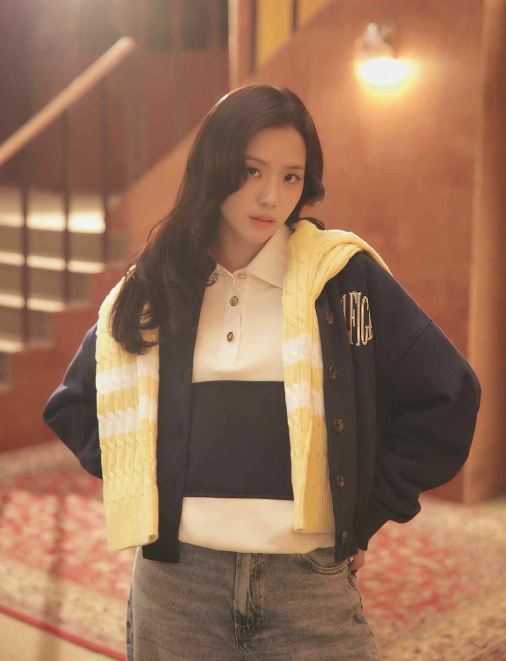 誰看了都愛上她！Jisoo冬天約會這樣穿！假日學院風根本TOMMY穿搭之神！-3