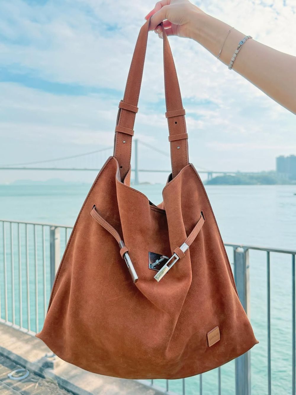 今年必收一咖！5款溫柔系「輕奢麂皮包」推薦！COACH布魯克林、Polo菜籃包通通上榜！-9