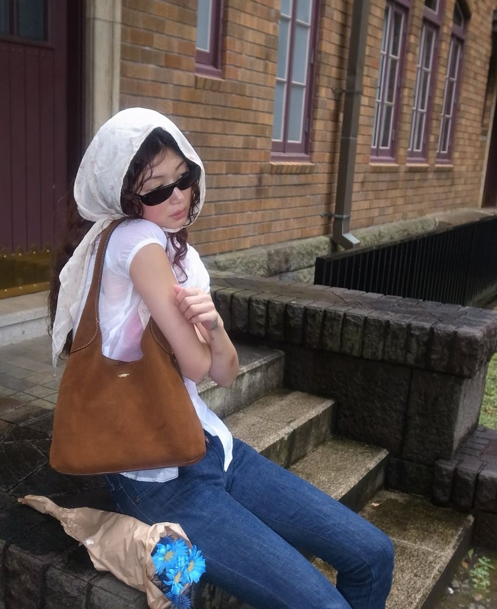 今年必收一咖！5款溫柔系「輕奢麂皮包」推薦！COACH布魯克林、Polo菜籃包通通上榜！-8