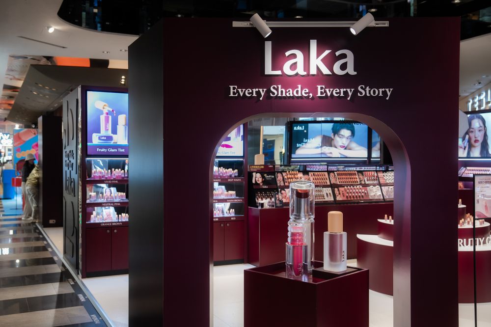 Laka盛大登台、首間台灣快閃店開幕！必買品牌首款氣墊粉餅、韓女激推果汁唇蜜，開幕限定唇彩吊飾快來收藏！-19