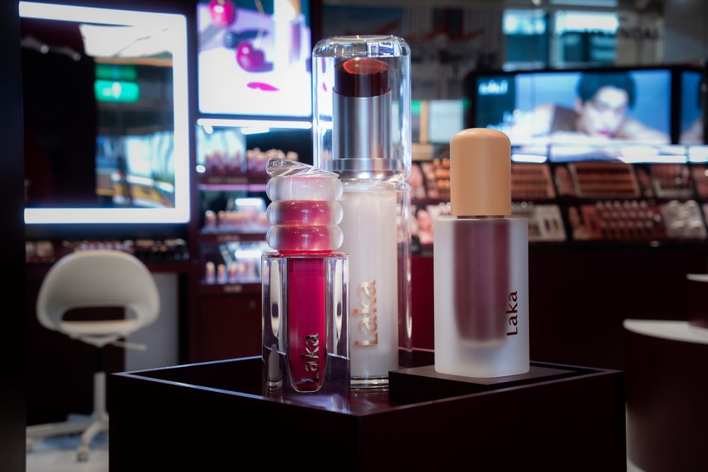 Laka盛大登台、首間台灣快閃店開幕！必買品牌首款氣墊粉餅、韓女激推果汁唇蜜，開幕限定唇彩吊飾快來收藏！-18