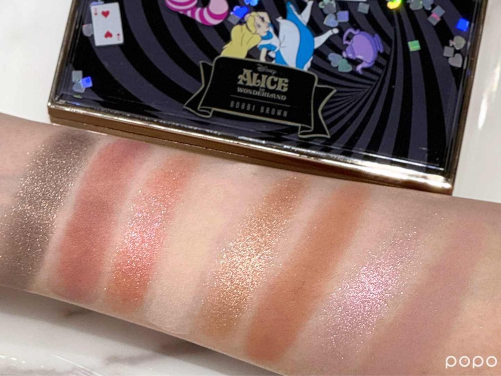 史上最夢幻迪士尼聯名彩妝來了！Bobbi Brown × 愛麗絲夢遊仙境限量系列，金緻緞光唇膏限定色、8色眼影配色美炸！-16