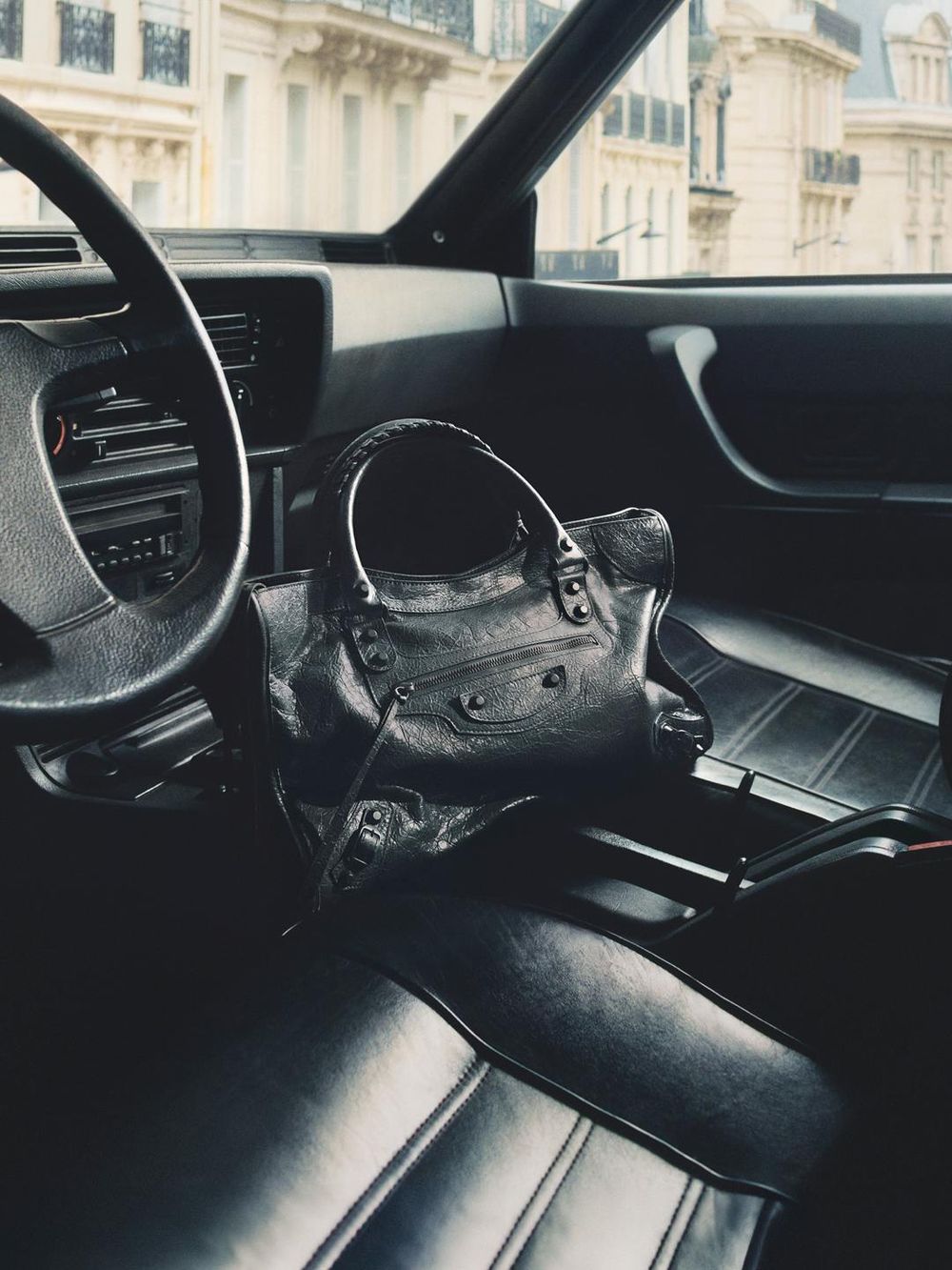 2026精品包買它！Balenciaga巴黎世家機車包回來了！盧允瑞、Annie私下這樣揹太好看！-4