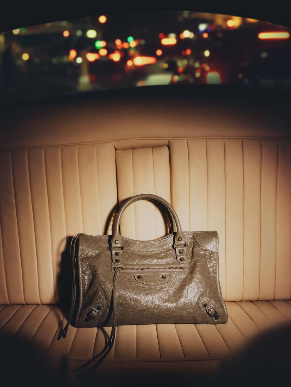 2026精品包買它！Balenciaga巴黎世家機車包回來了！盧允瑞、Annie私下這樣揹太好看！-5