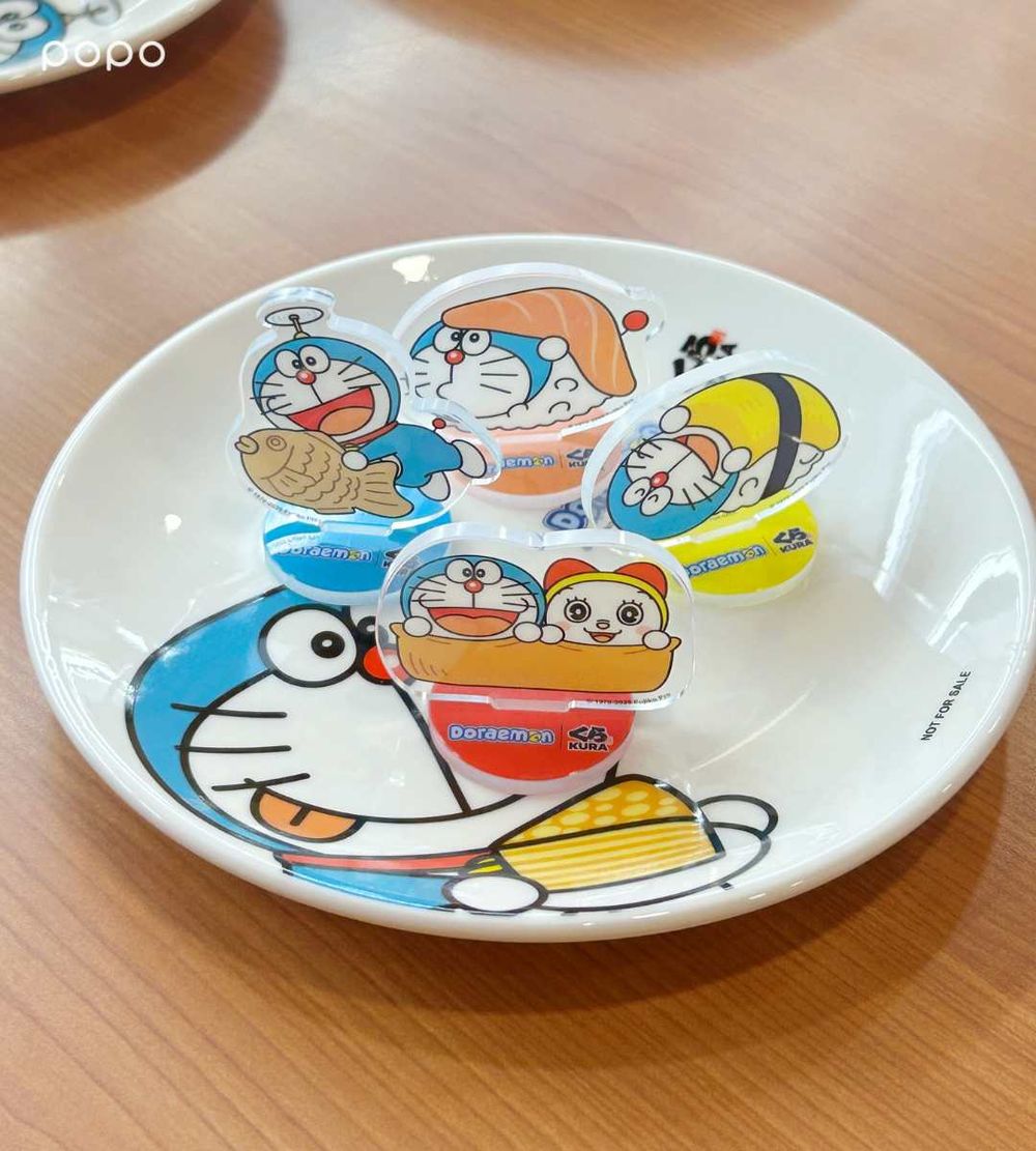藏壽司最新滿額贈是哆啦A夢周邊小物！超可愛「絨毛束口袋、竹蜻蜓哆啦A夢陶瓷盤」免費帶回家！-2