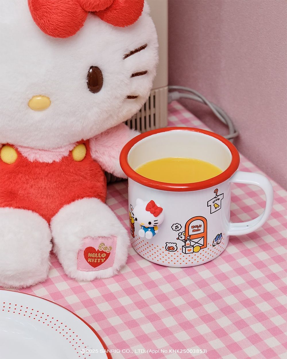 可愛發瘋！韓國開賣Hello Kitty聯名餐具、「呆萌Kitty磁鐵+馬克杯&奶油黃盤子」韓妞都在搶！-9