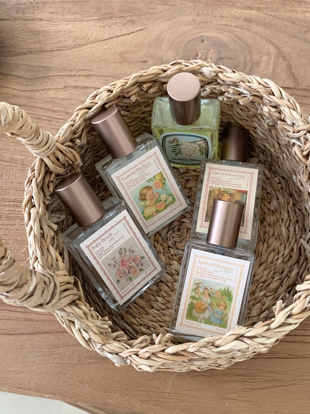 年末必收藏《愛麗絲夢遊仙境》聯名香氛！韓國小眾「水配方香水、髮香噴霧」柴郡貓、牡蠣寶寶瓶身超夢幻，持香度媲美香精！-2