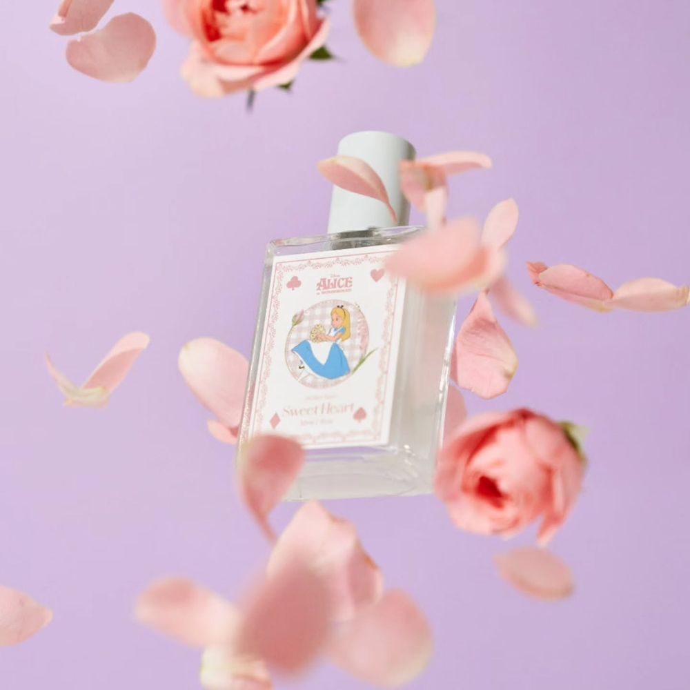 年末必收藏《愛麗絲夢遊仙境》聯名香氛！韓國小眾「水配方香水、髮香噴霧」柴郡貓、牡蠣寶寶瓶身超夢幻，持香度媲美香精！-7