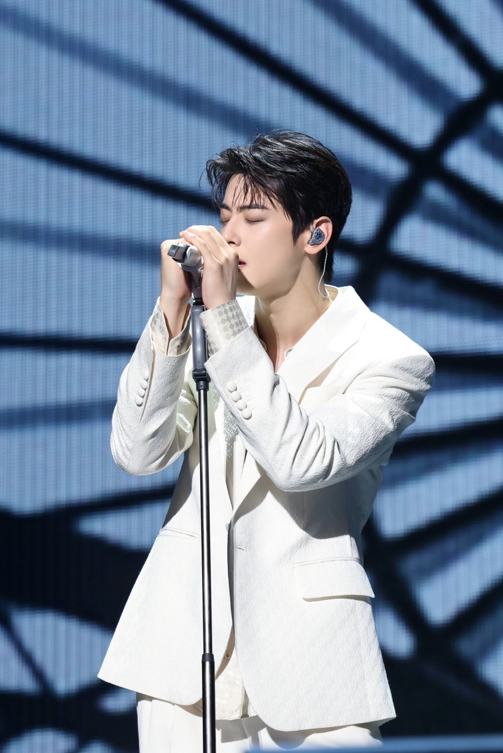 網評6位天生擁有C位氣場的KPOP男偶像！車銀優存在感爆棚，柾國、GD氣場強到離不開視線！-8