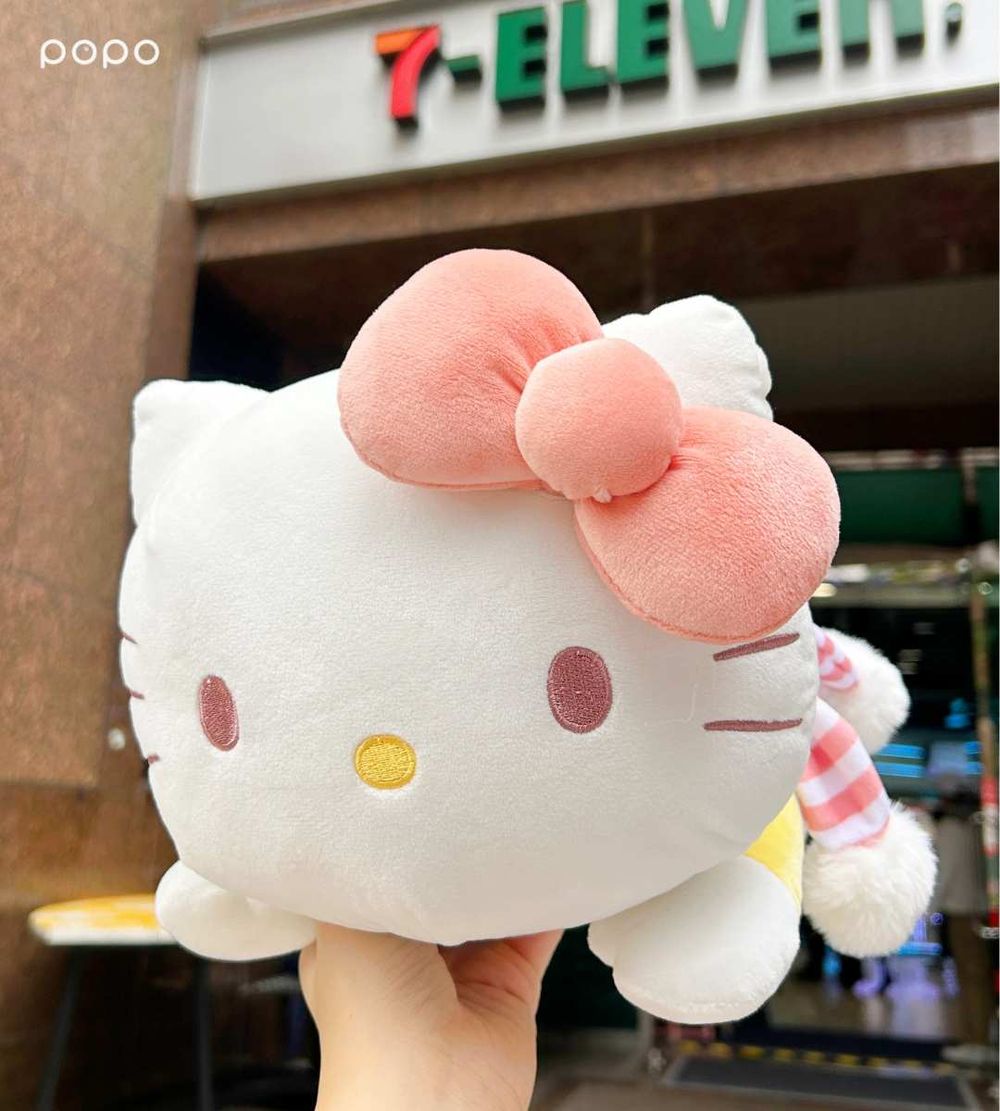 7-11開賣Hello Kitty聖誕福袋！超可愛「凱蒂貓小夜燈+折疊傘、法蘭絨被+玩偶面紙套」全都想帶回家！-7