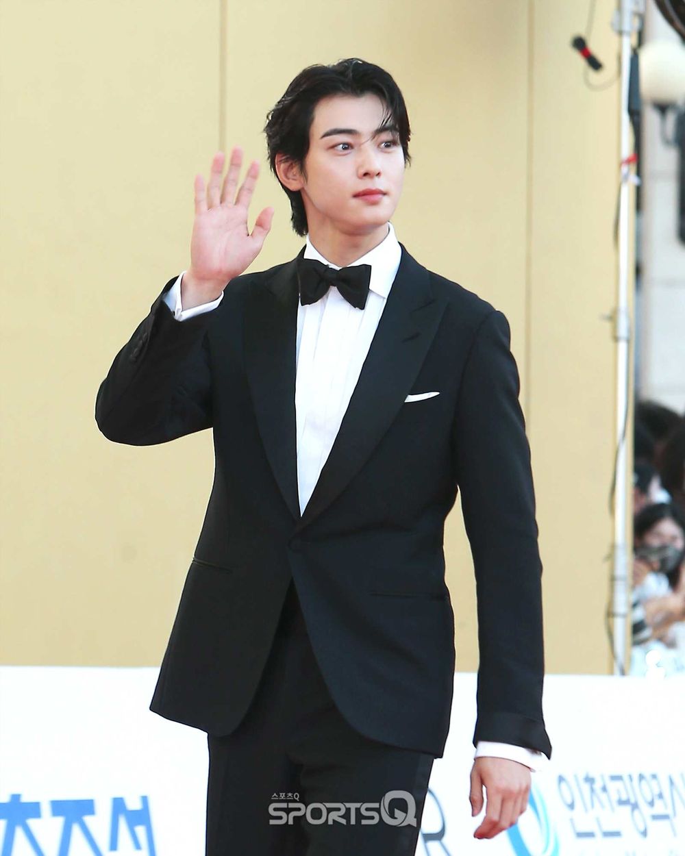 韓網熱議6大KPOP男偶像傳奇紅毯照！成訓、車銀優化身白馬王子，鉉辰平頭亮相震撼全網！-3