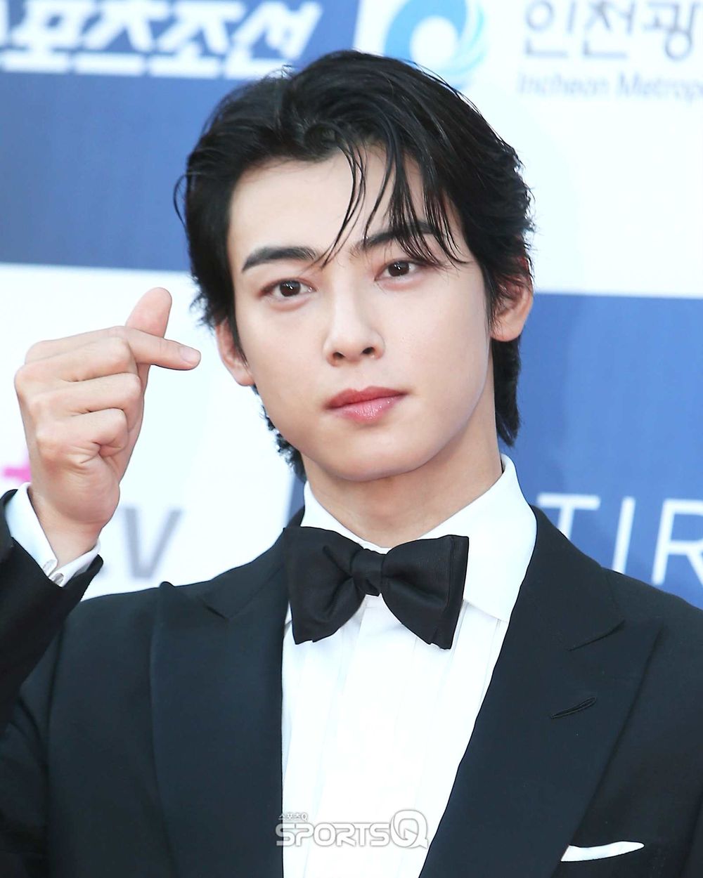 韓網熱議6大KPOP男偶像傳奇紅毯照！成訓、車銀優化身白馬王子，鉉辰平頭亮相震撼全網！-2