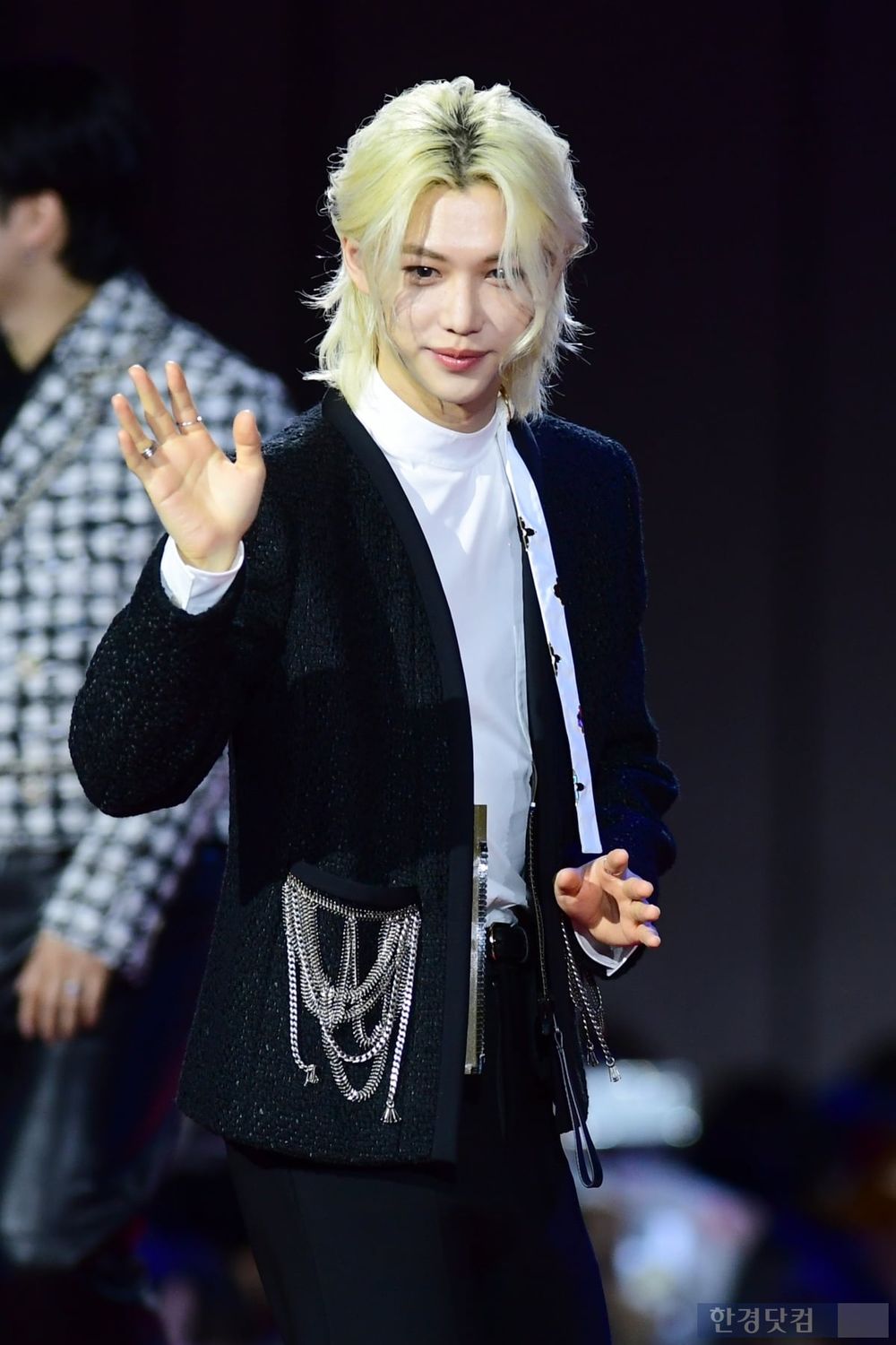 韓網熱議6大KPOP男偶像傳奇紅毯照！成訓、車銀優化身白馬王子，鉉辰平頭亮相震撼全網！-5