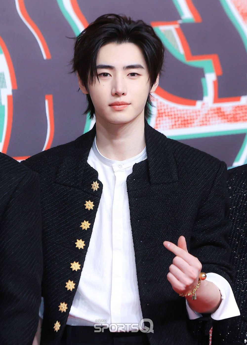 韓網熱議6大KPOP男偶像傳奇紅毯照！成訓、車銀優化身白馬王子，鉉辰平頭亮相震撼全網！-11