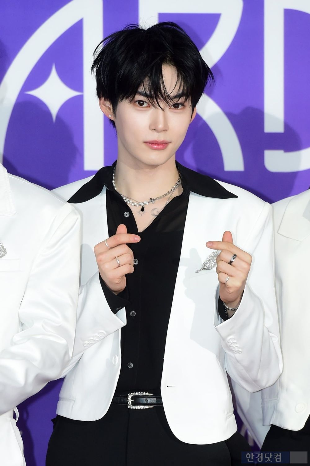 韓網熱議6大KPOP男偶像傳奇紅毯照！成訓、車銀優化身白馬王子，鉉辰平頭亮相震撼全網！-13