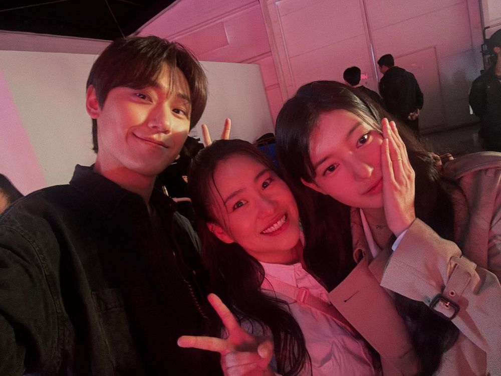 盤點6組超有火花的MV合作韓星組合！華莎&朴正民青龍獎舞台登韓網熱搜，車銀優&朴圭瑛辦公室甜蜜初吻引爆話題！-7