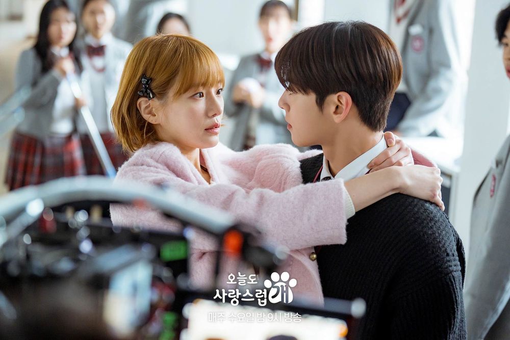 盤點6組超有火花的MV合作韓星組合！華莎&朴正民青龍獎舞台登韓網熱搜，車銀優&朴圭瑛辦公室甜蜜初吻引爆話題！-11