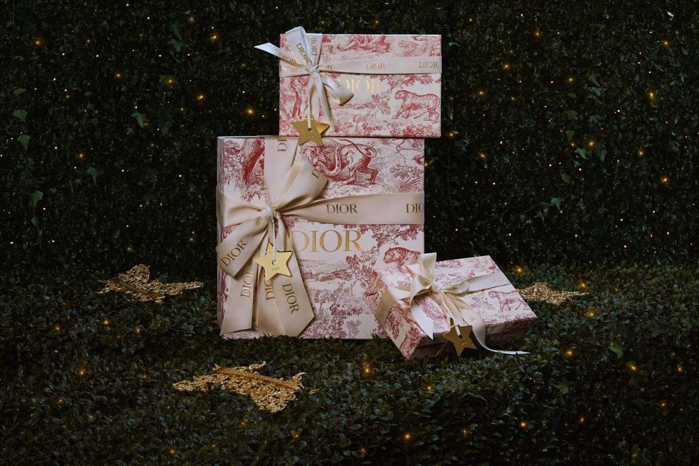  Dior聖誕禮物美瘋了！「淡金色老花卡夾、星星耳環」命中心坎、連聖誕包裝也美到捨不得丟！-15
