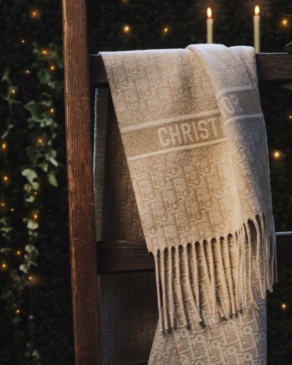  Dior聖誕禮物美瘋了！「淡金色老花卡夾、星星耳環」命中心坎、連聖誕包裝也美到捨不得丟！-12