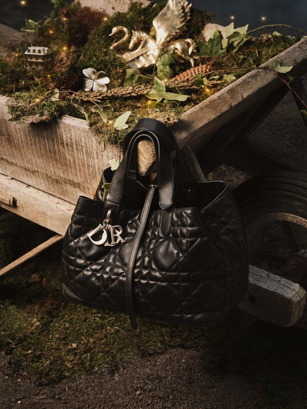  Dior聖誕禮物美瘋了！「淡金色老花卡夾、星星耳環」命中心坎、連聖誕包裝也美到捨不得丟！-11