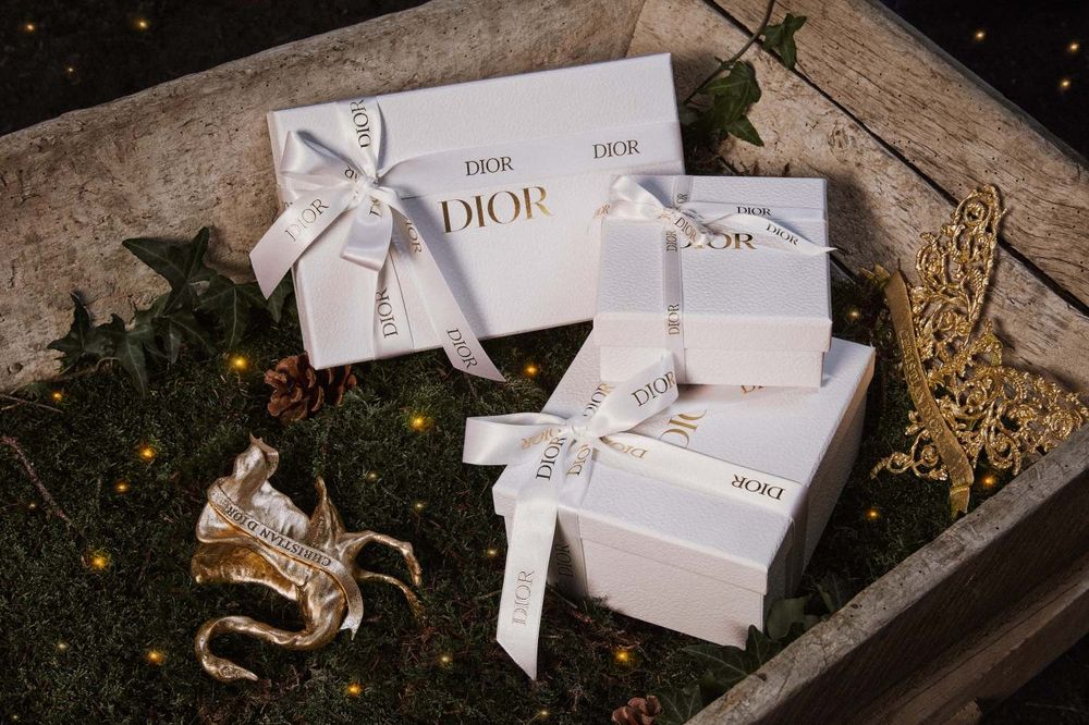  Dior聖誕禮物美瘋了！「淡金色老花卡夾、星星耳環」命中心坎、連聖誕包裝也美到捨不得丟！-16