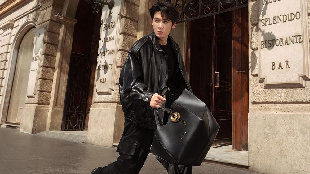 Michael Kors賣超好「小折包」升級出揹帶款！超甜價格普發一萬直接無痛入手！-7