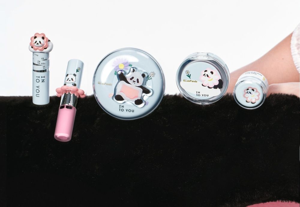 MOA注意高萌來襲！TXT秀彬夢幻代言INTO YOU「萌蘭熊貓」聯名彩妝，這溫柔眼神讓少女心都被接住了！-4