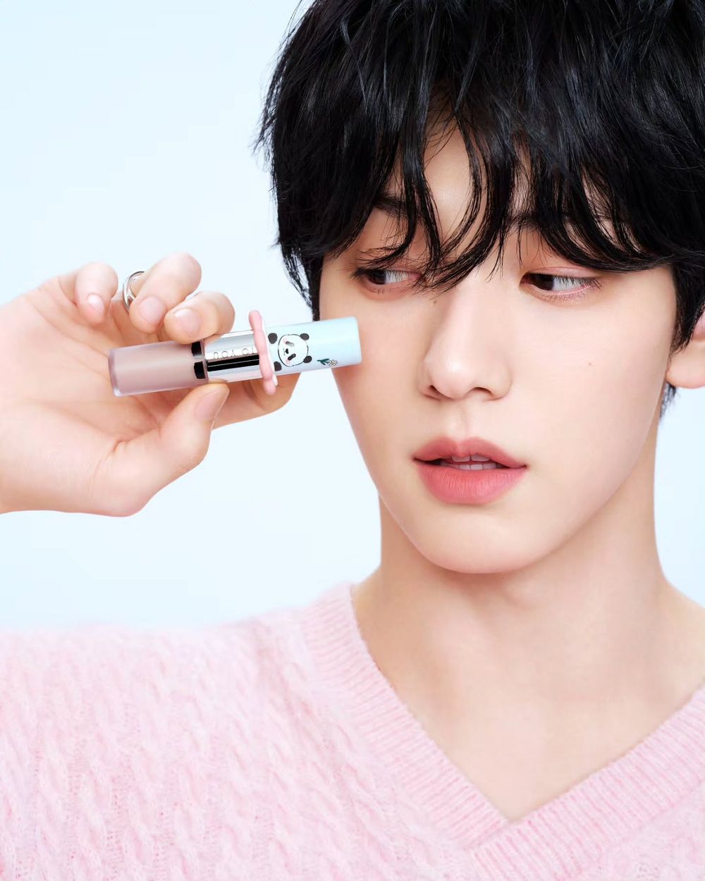 MOA注意高萌來襲！TXT秀彬夢幻代言INTO YOU「萌蘭熊貓」聯名彩妝，這溫柔眼神讓少女心都被接住了！-21