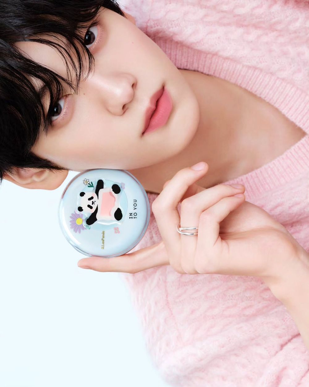 MOA注意高萌來襲！TXT秀彬夢幻代言INTO YOU「萌蘭熊貓」聯名彩妝，這溫柔眼神讓少女心都被接住了！-22