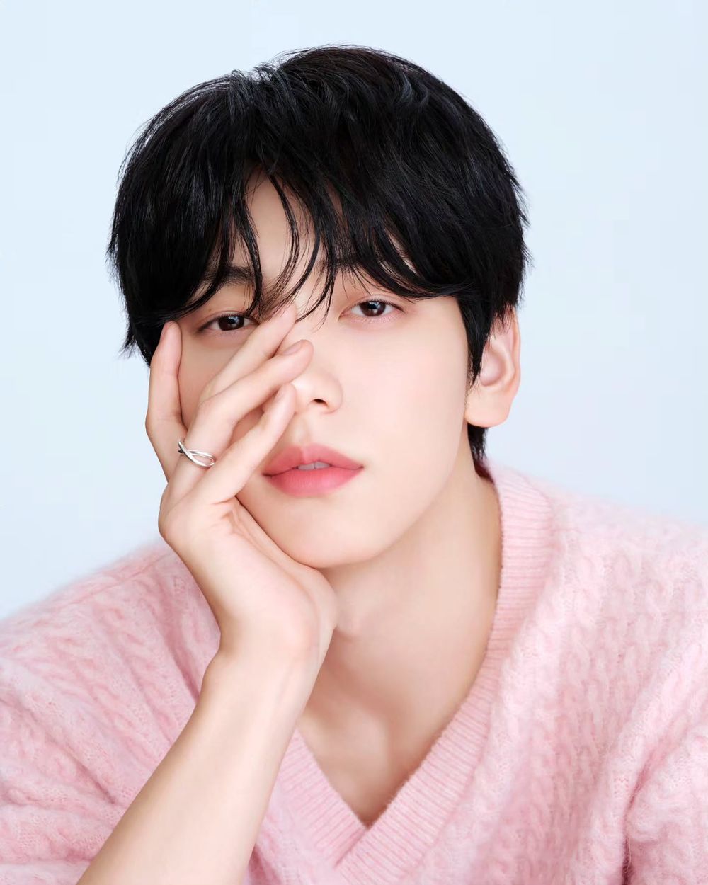 MOA注意高萌來襲！TXT秀彬夢幻代言INTO YOU「萌蘭熊貓」聯名彩妝，這溫柔眼神讓少女心都被接住了！-23