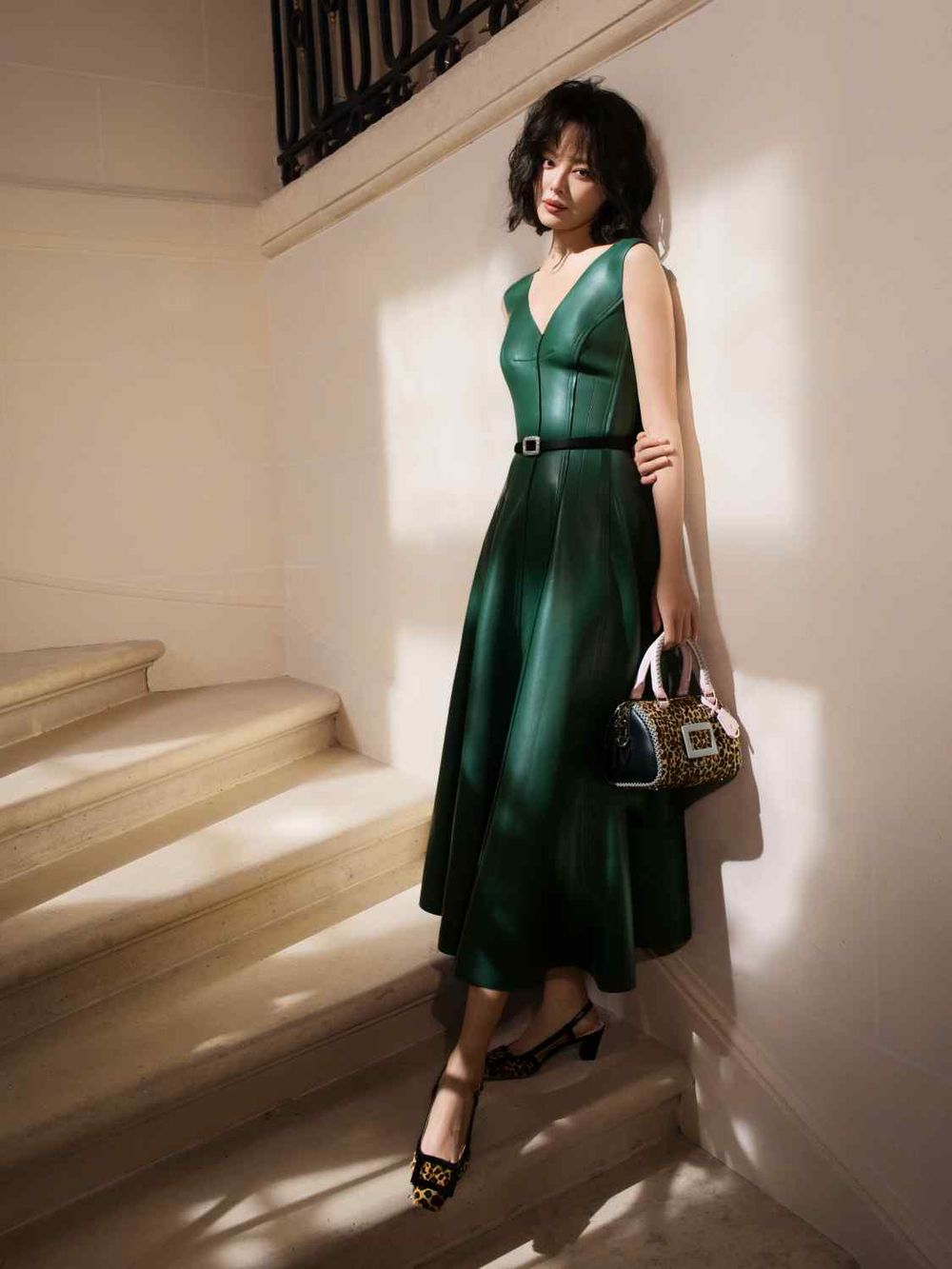 Roger Vivier大手筆一次拿下「ITZY禮志、辛芷蕾」兩大腿精女神！根本最強代言神之組！-3