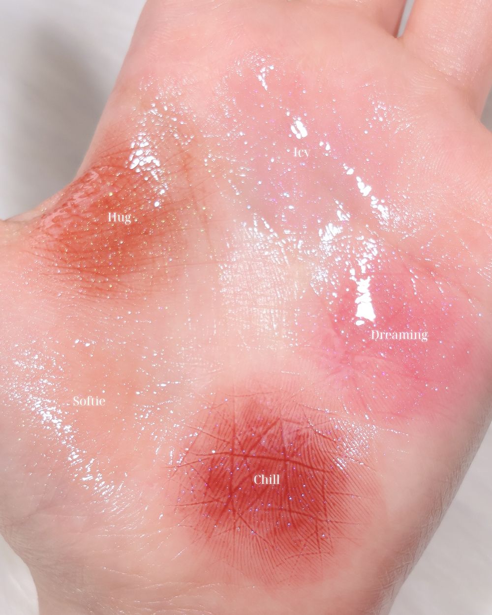 聖誕樹裝飾變成彩妝！milktouch「星星偏光唇蜜」星空碎鑽珠光＋韓系氛圍色選，榮登年度必收藏最夢幻限量唇彩！-4