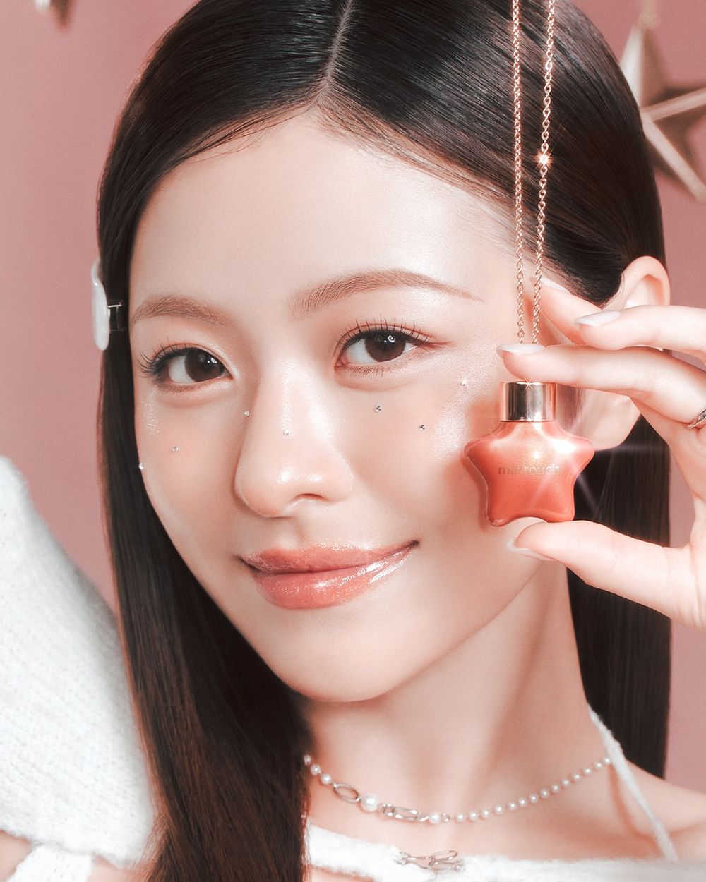 聖誕樹裝飾變成彩妝！milktouch「星星偏光唇蜜」星空碎鑽珠光＋韓系氛圍色選，榮登年度必收藏最夢幻限量唇彩！-6