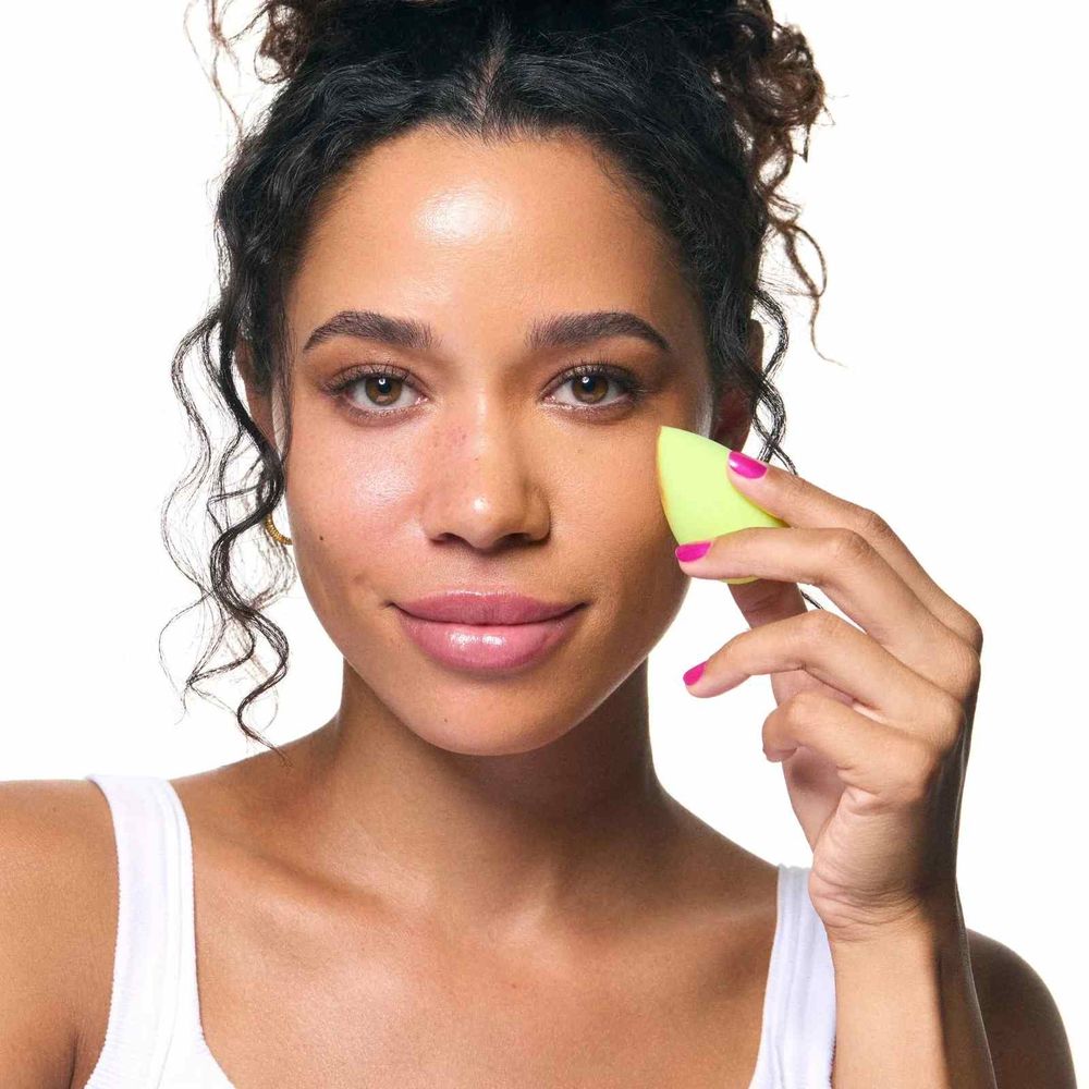 年末派對精緻妝容必備！Beautyblender節慶限定「大蛋、小蛋、吸油粉撲」一次擁有，閨蜜交換禮物保證送進心坎裡！-9